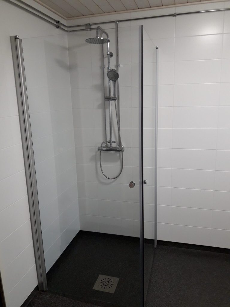 Valmis kylpyhuoneremontti modernilla kalustuksella