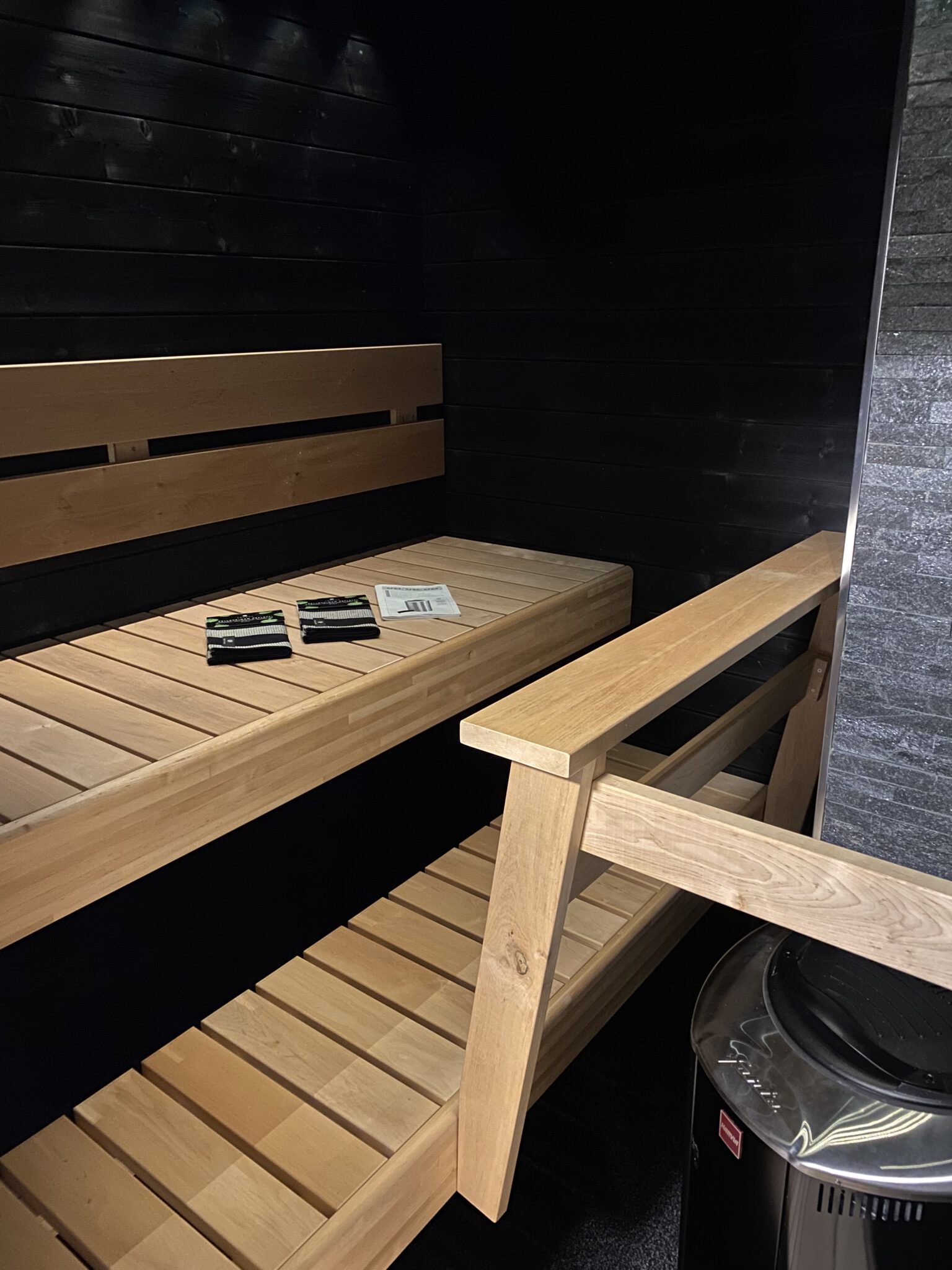 Remontoitu sauna puisilla lauteilla