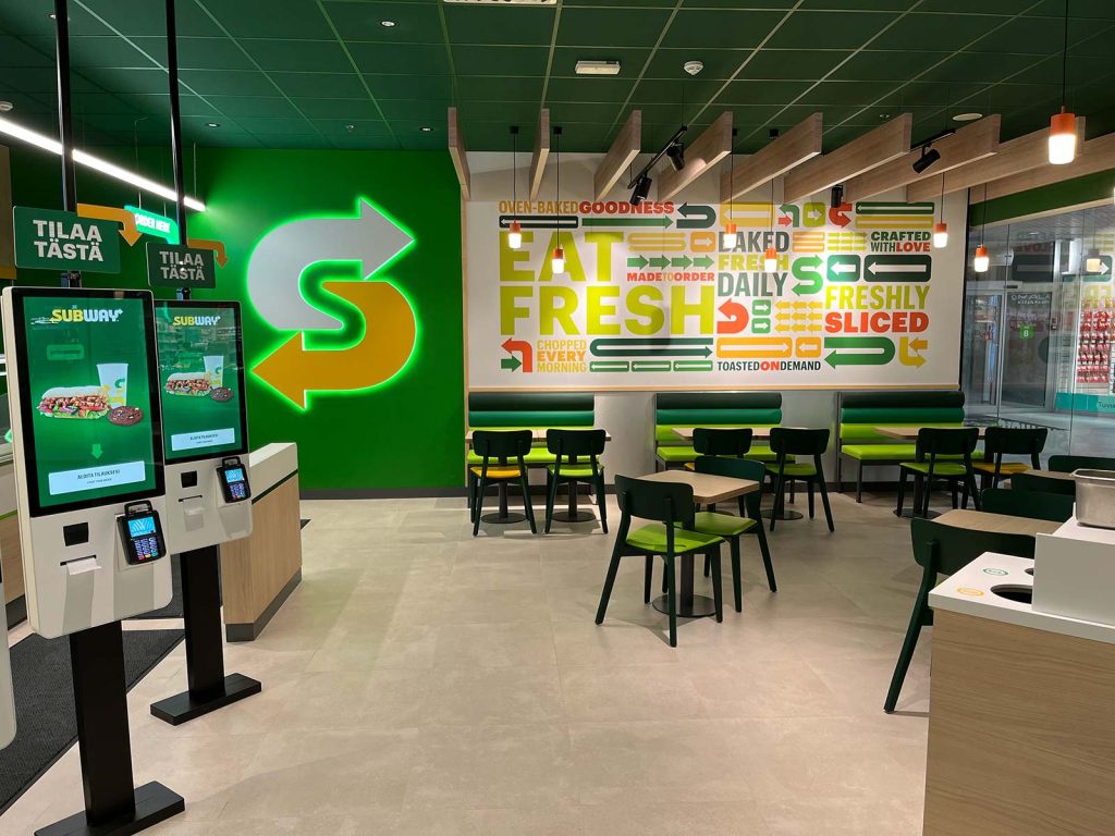 Subway-ravintolan asiakastila ja pöydät Ideaparkissa Oulussa