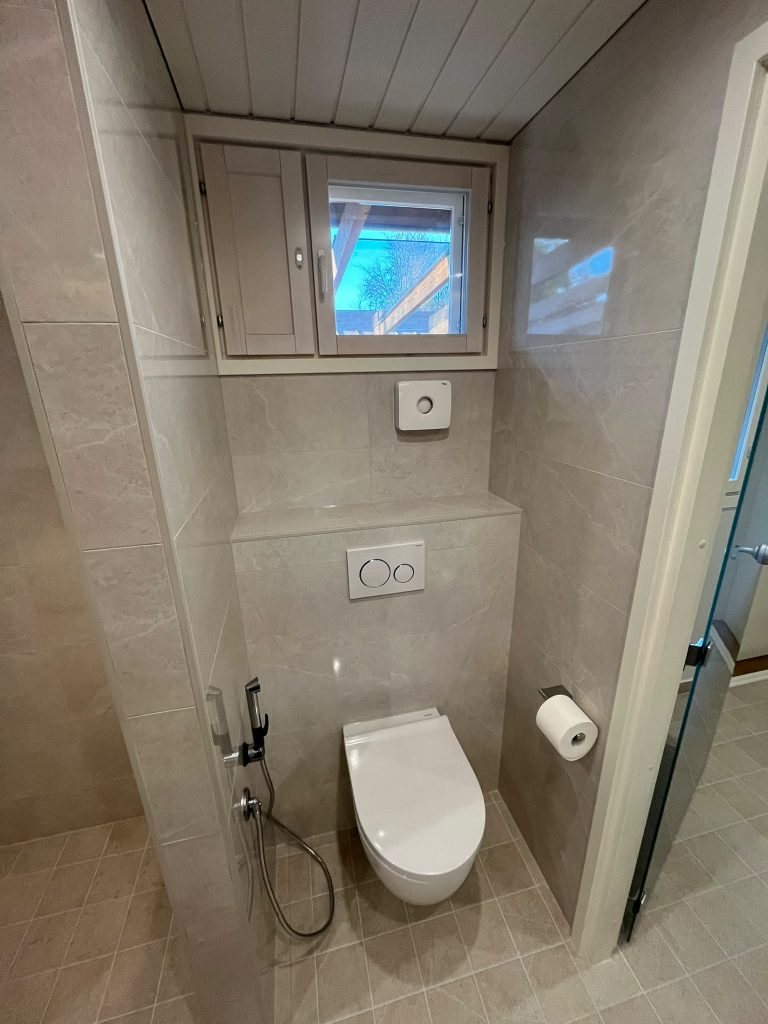 Kylpyhuone ikkunalla ja seinä-WC:llä